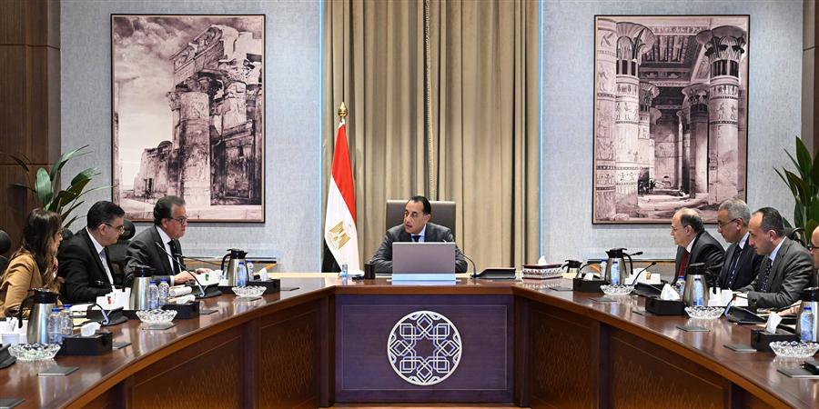 رئيس الوزراء يتابع موقف توافر الأدوية والمستلزمات الطبية